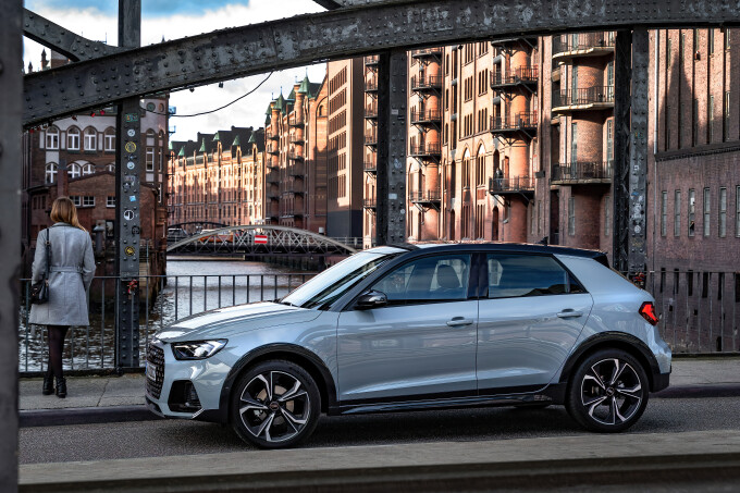 Static photo; Colour: Arrow grey, pearl effect