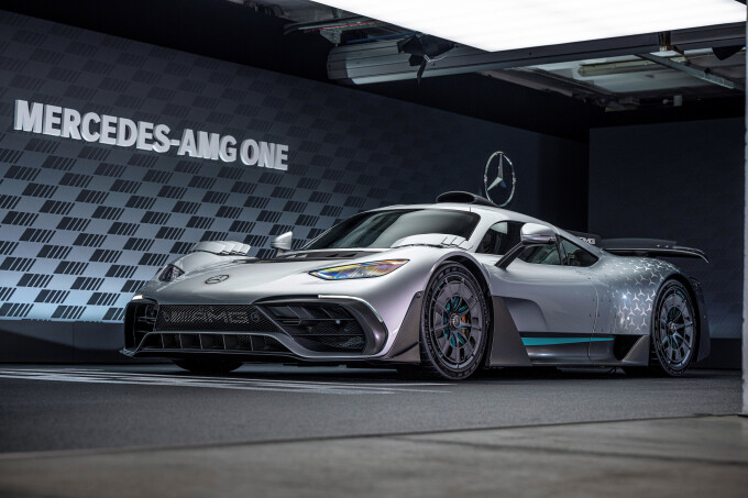 Mercedes-AMG ONE (Kraftstoffverbrauch gewichtet, kombiniert: 8,7 l/100 km; CO2 Emissionen gewichtet,