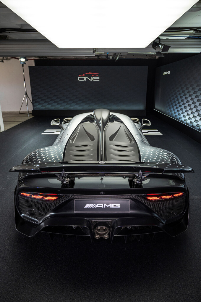 Mercedes-AMG ONE (Kraftstoffverbrauch gewichtet, kombiniert: 8,7 l/100 km; CO2 Emissionen gewichtet,