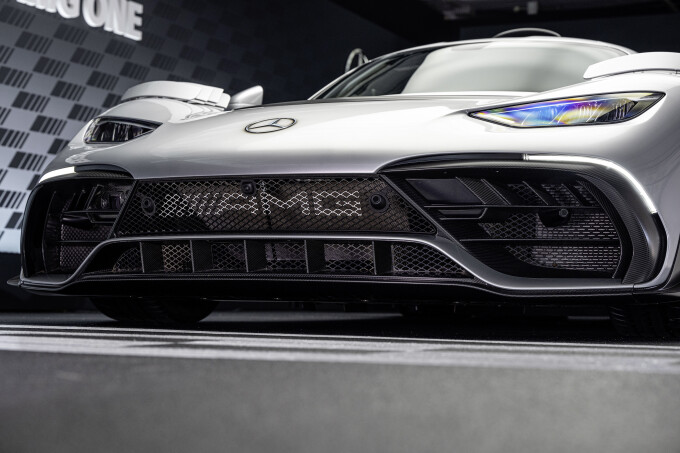 Mercedes-AMG ONE (Kraftstoffverbrauch gewichtet, kombiniert: 8,7 l/100 km; CO2 Emissionen gewichtet,