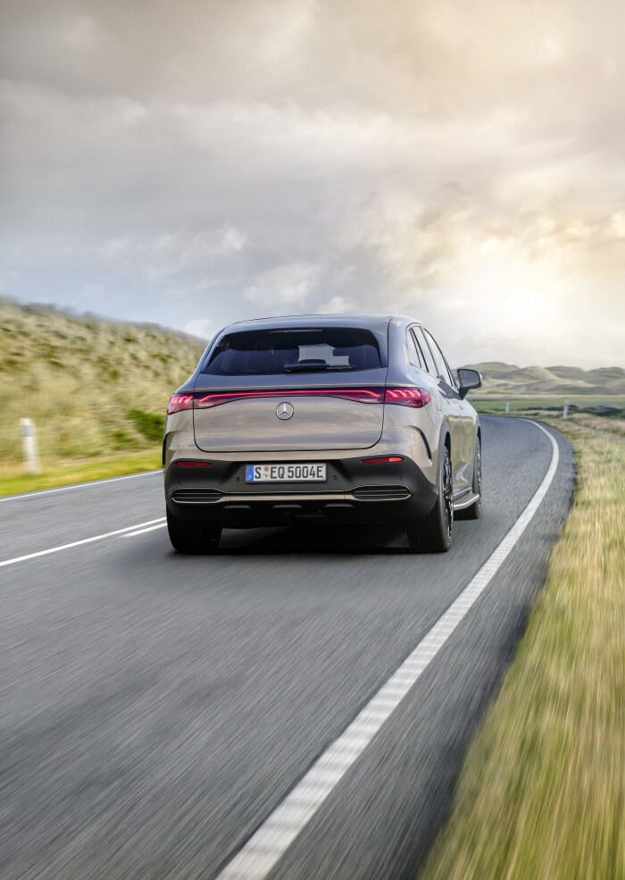 Mercedes-EQ. EQE SUV. AMG Line Exterior, Night Package, Velvet brown metallic, 22" AMG multi-spoke l