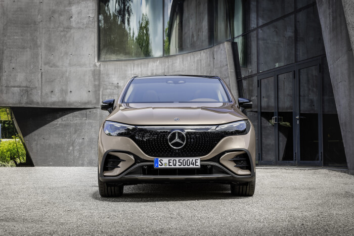 Mercedes-EQ. EQE SUV. AMG Line Exterior, Night Package, Velvet brown metallic, 22" AMG multi-spoke l