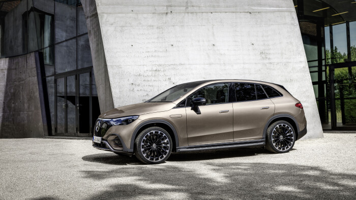 Mercedes-EQ. EQE SUV. AMG Line Exterior, Night Package, Velvet brown metallic, 22" AMG multi-spoke l