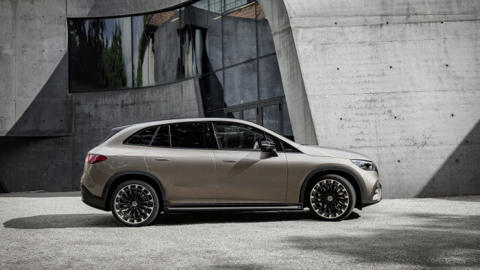 Mercedes-EQ. EQE SUV. AMG Line Exterior, Night Package, Velvet brown metallic, 22" AMG multi-spoke l
