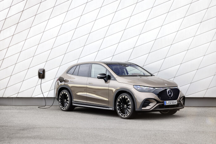 Mercedes-EQ. EQE SUV. AMG Line Exterior, Night Package, Velvet brown metallic, 22" AMG multi-spoke l