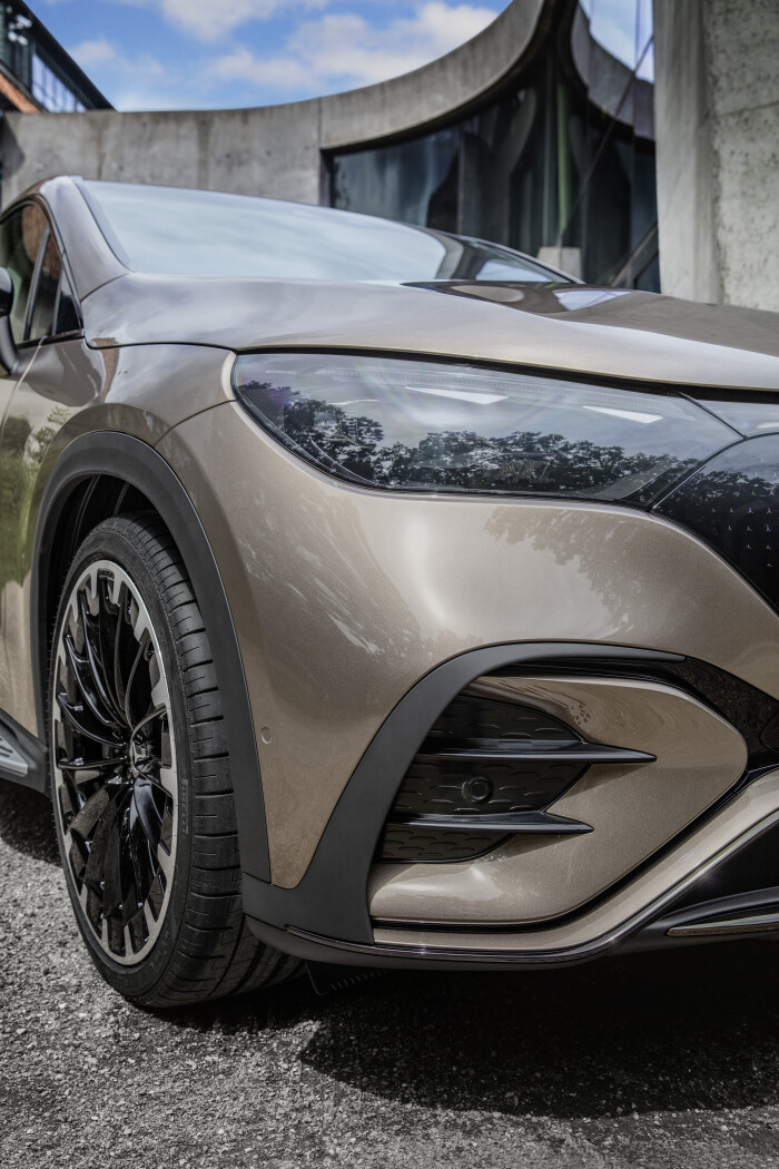 Mercedes-EQ. EQE SUV. AMG Line Exterior, Night Package, Velvet brown metallic, 22" AMG multi-spoke l