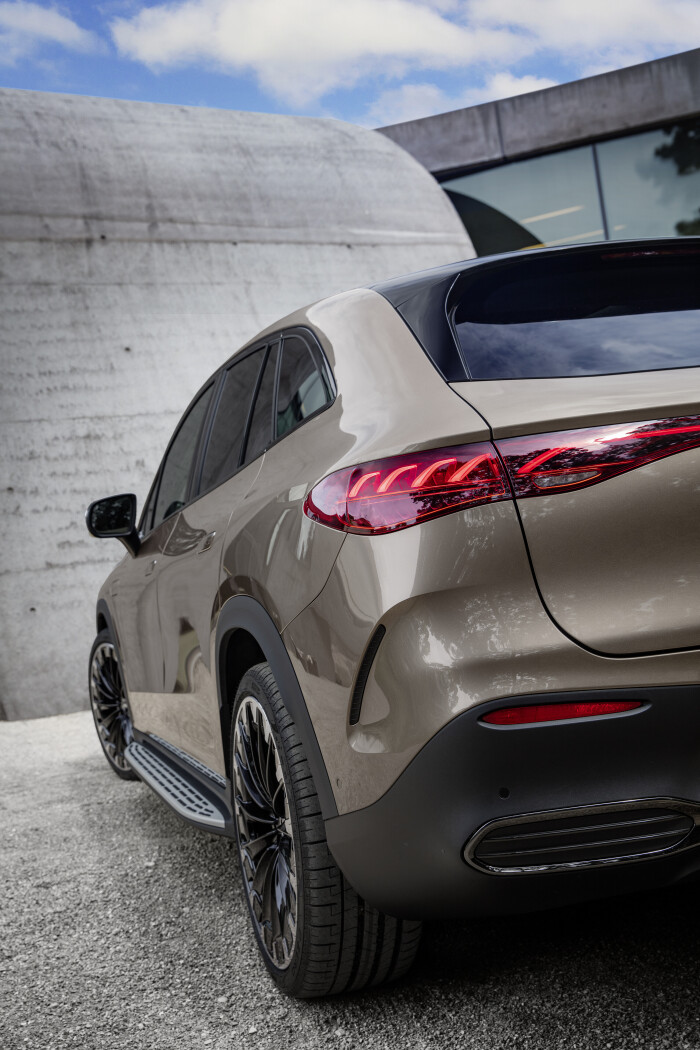 Mercedes-EQ. EQE SUV. AMG Line Exterior, Night Package, Velvet brown metallic, 22" AMG multi-spoke l