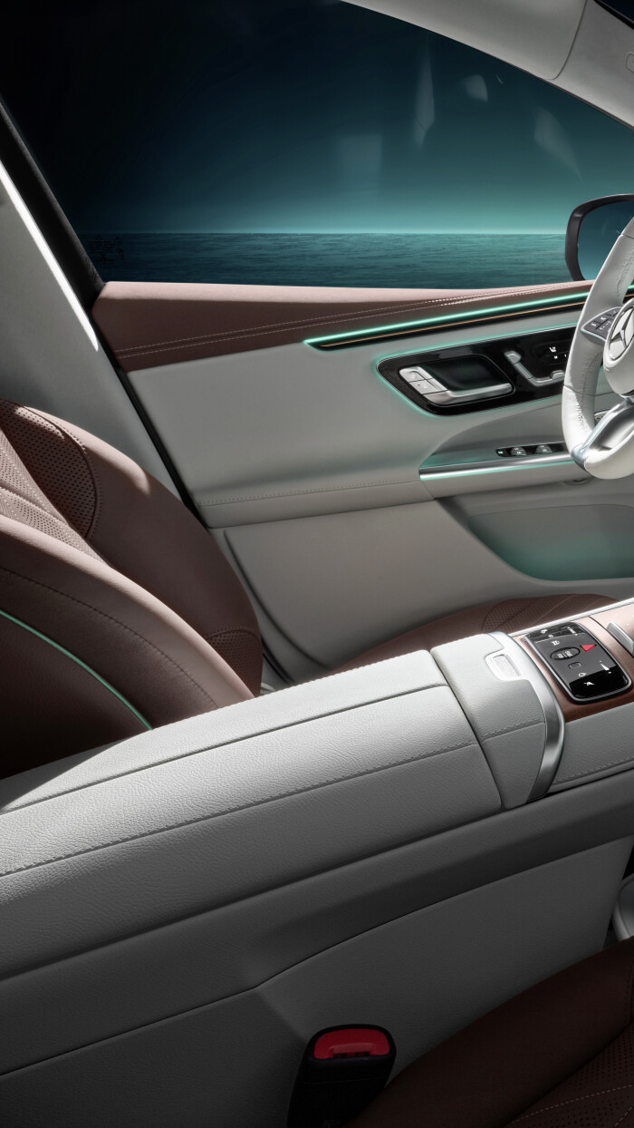 Mercedes-EQ. EQE SUV. AMG Line Exterior, Night Package, Velvet brown metallic, 22" AMG multi-spoke l