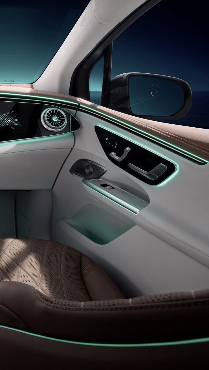 Mercedes-EQ. EQE SUV. AMG Line Exterior, Night Package, Velvet brown metallic, 22" AMG multi-spoke l