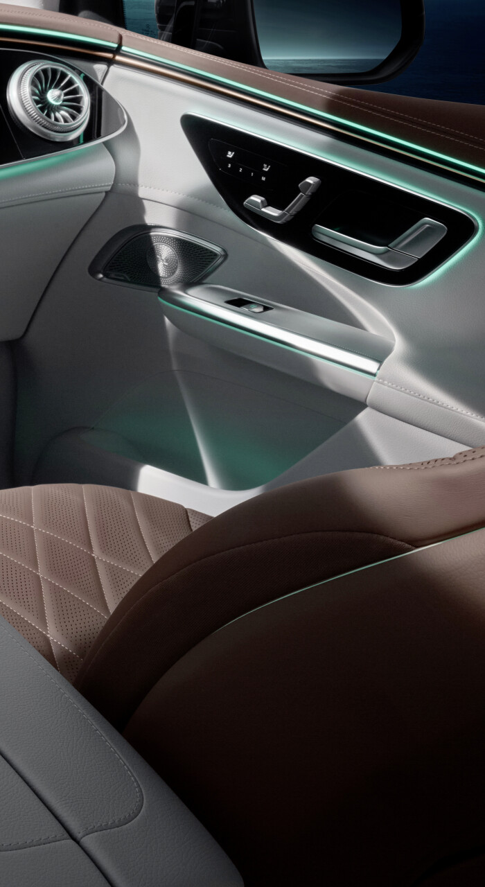 Mercedes-EQ. EQE SUV. AMG Line Exterior, Night Package, Velvet brown metallic, 22" AMG multi-spoke l