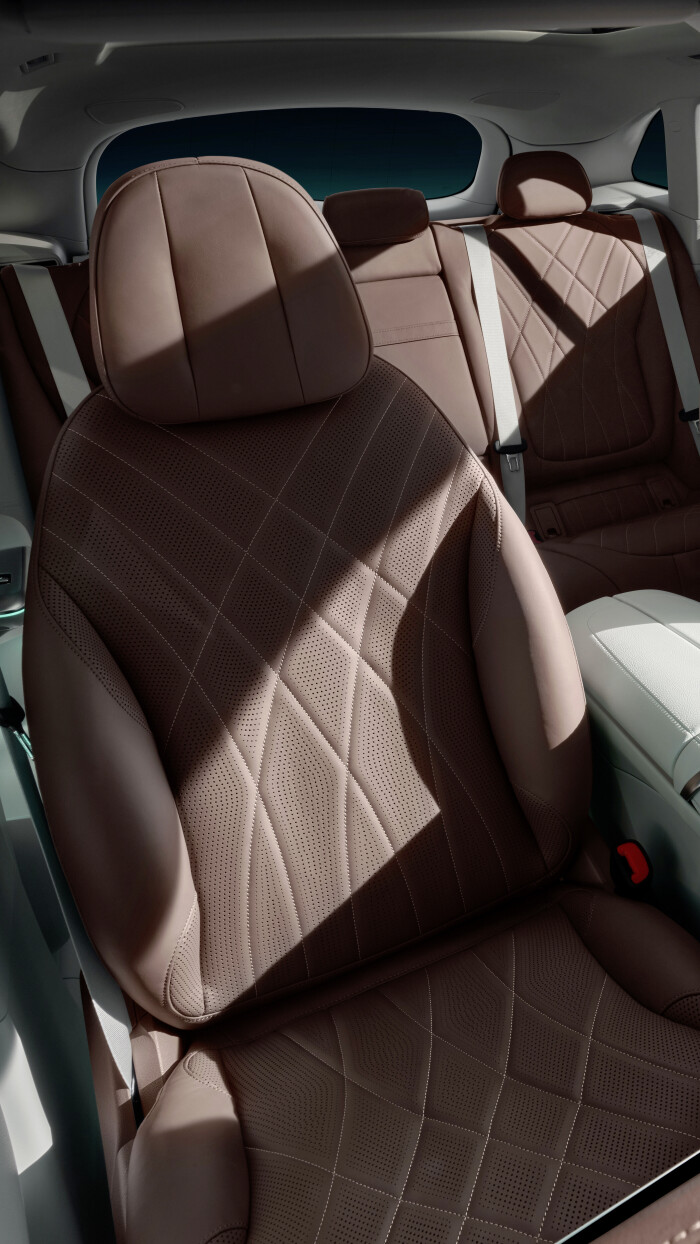 Mercedes-EQ. EQE SUV. AMG Line Exterior, Night Package, Velvet brown metallic, 22" AMG multi-spoke l