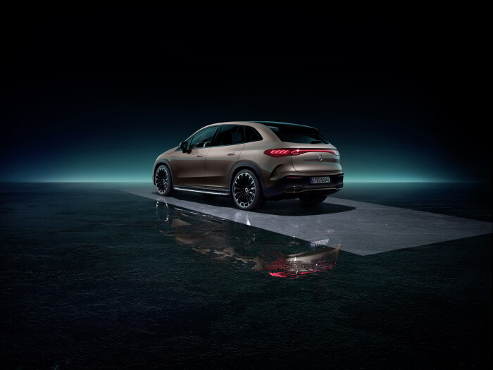 Mercedes-EQ. EQE SUV. AMG Line Exterior, Night Package, Velvet brown metallic, 22" AMG multi-spoke l