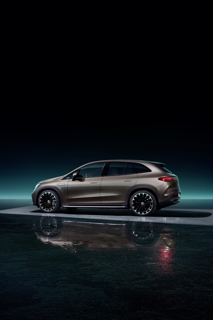 Mercedes-EQ. EQE SUV. AMG Line Exterior, Night Package, Velvet brown metallic, 22" AMG multi-spoke l