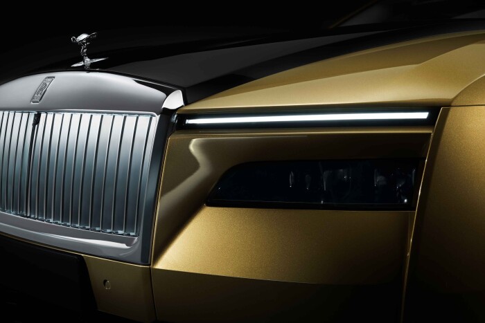 10_SPECTREUNVEILEDTHEFIRSTFULLY-ELECTRICROLLS-ROYCE_SPLITHEADLIGHTS0efceb3fb76b2edb.jpg