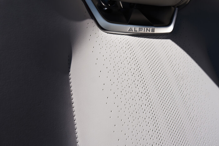 55_LOT3_CLOSEUP_INTERIEURS_Int_AlpineBleuVision_GTSBS1_Nappaleatherseatdetail3perforationcuir8438d05d428ed661.jpg