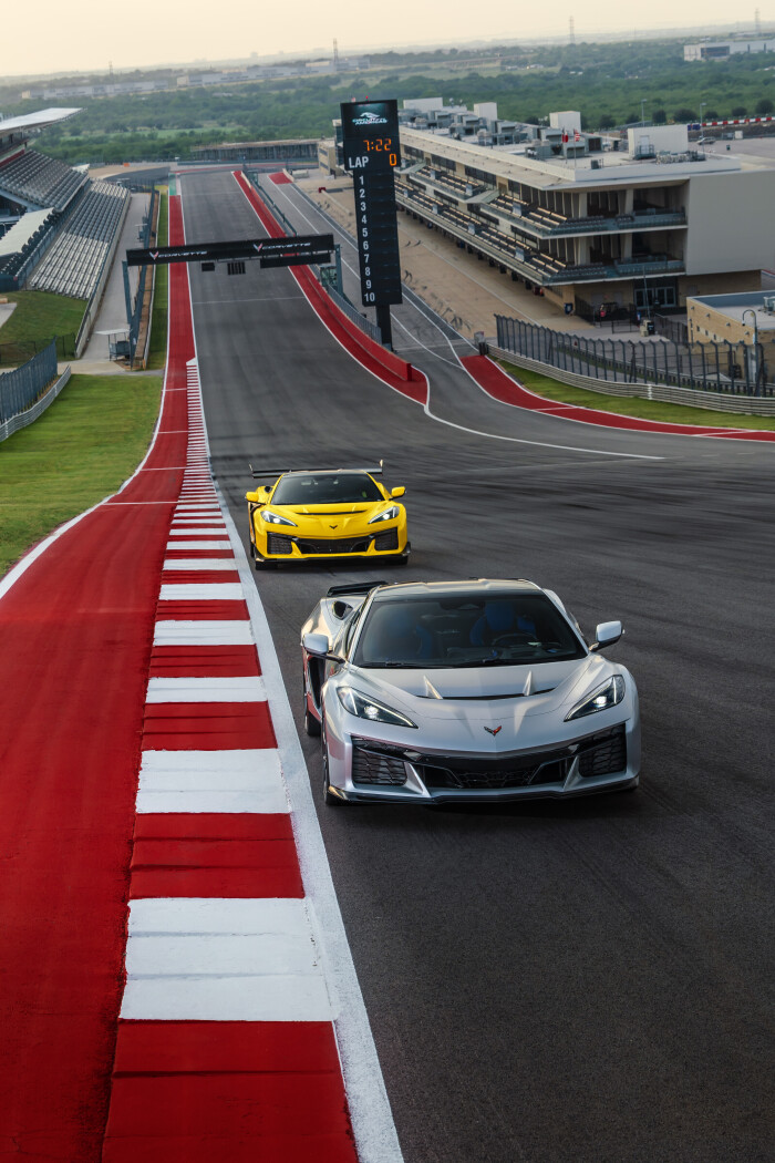 Chevrolet-2026-Corvette-ZR1X-Blade-Silver-and-2025-Corvette-ZR1-Competition-Yellow84ff7158984d9b64.jpg